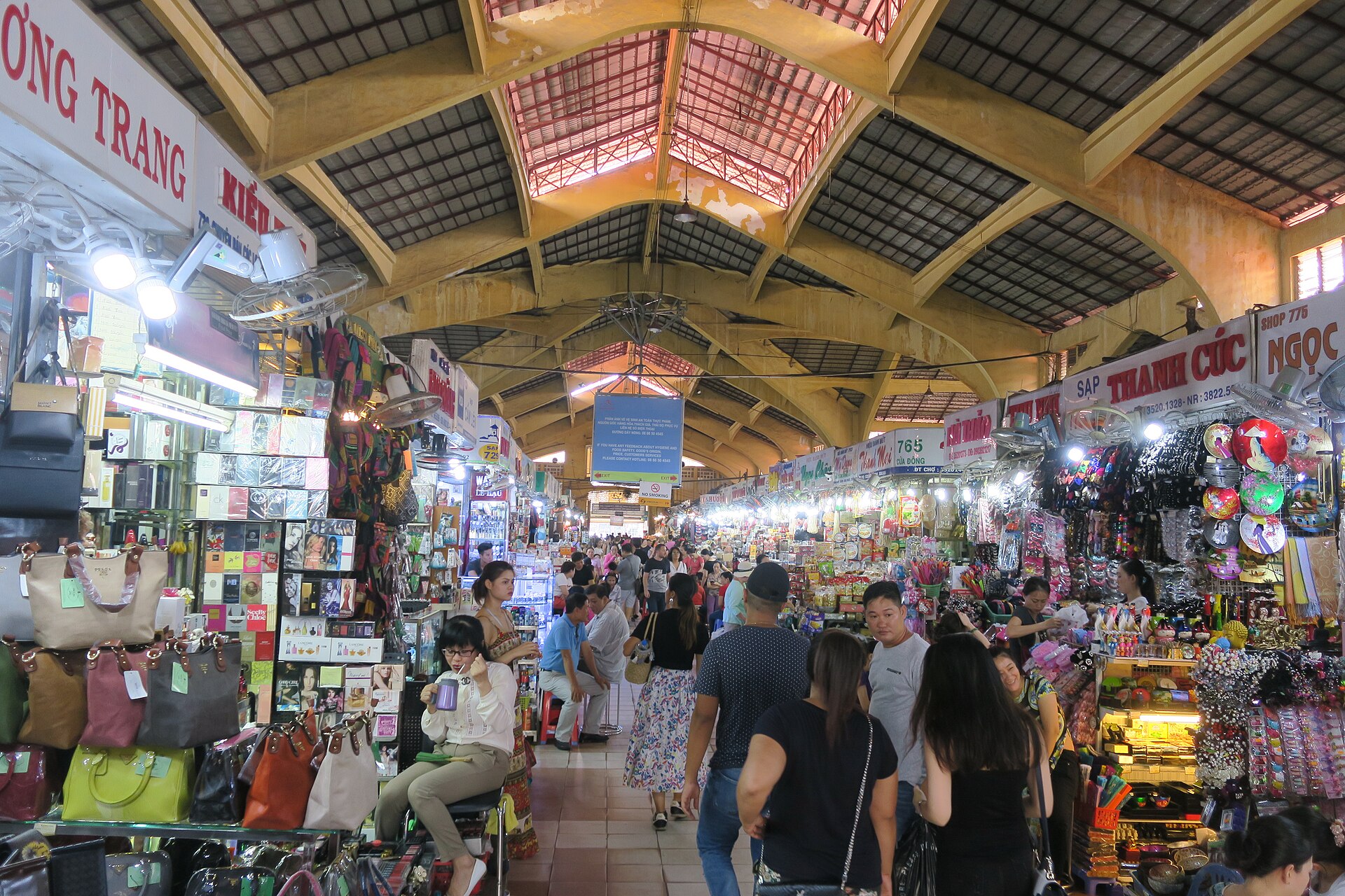 Lối đi đông người giữa các quầy hàng trong Chợ Bến Thành.