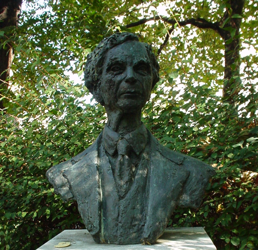 Tượng bán thân Bertrand Russell ở Red Lion Square, London.