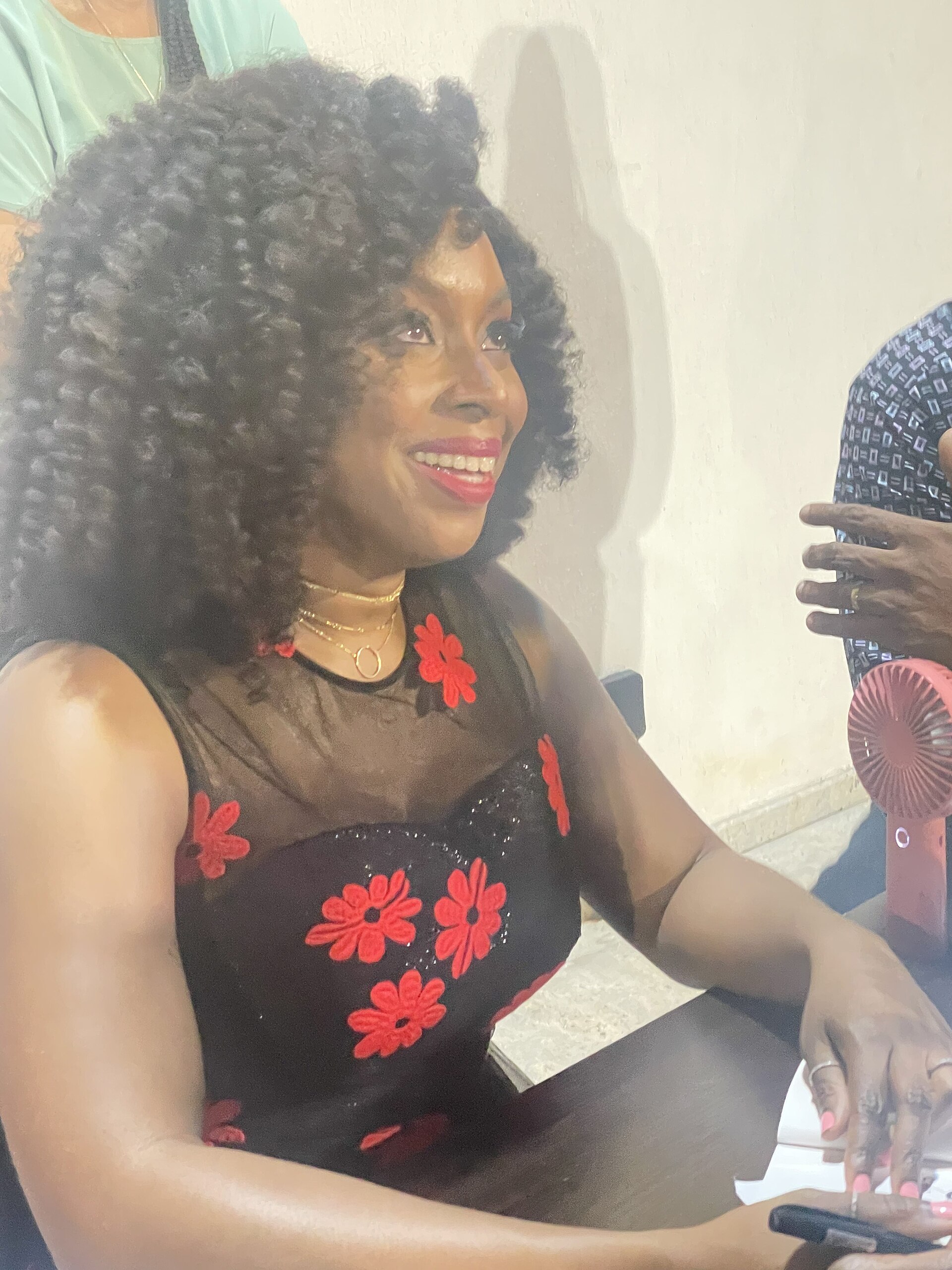 Chimamanda Ngozi Adichie ký sách trong một buổi đọc sách ở Lagos.