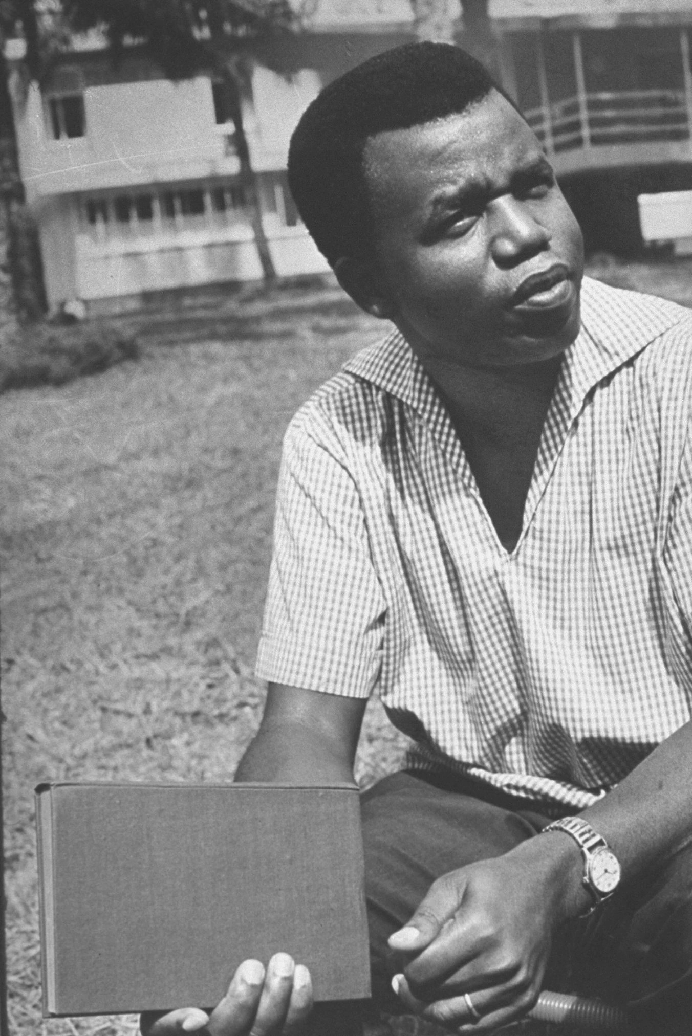 Chân dung nhà văn Nigeria Chinua Achebe năm 1966.