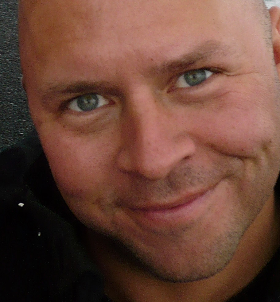 Derek Sivers trên bãi cát đen ở Iceland.