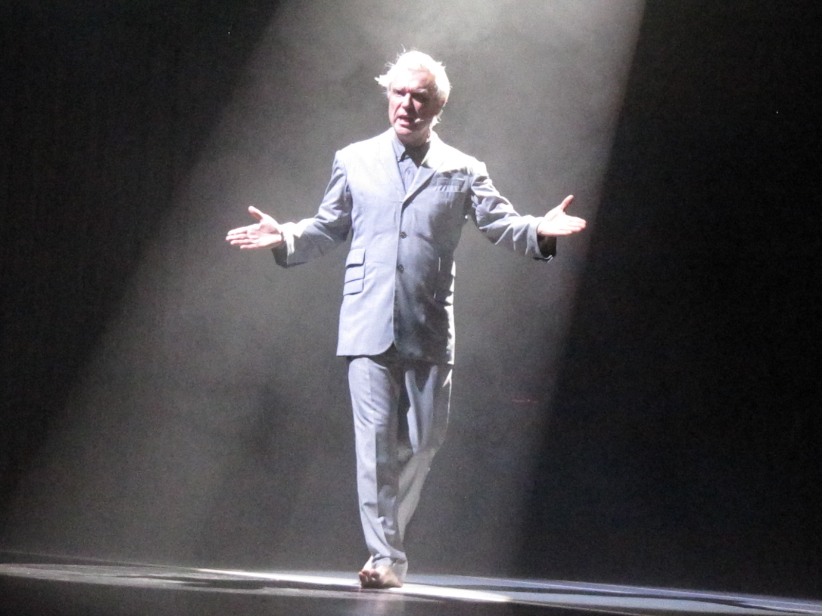David Byrne biểu diễn trên sân khấu năm 2018.