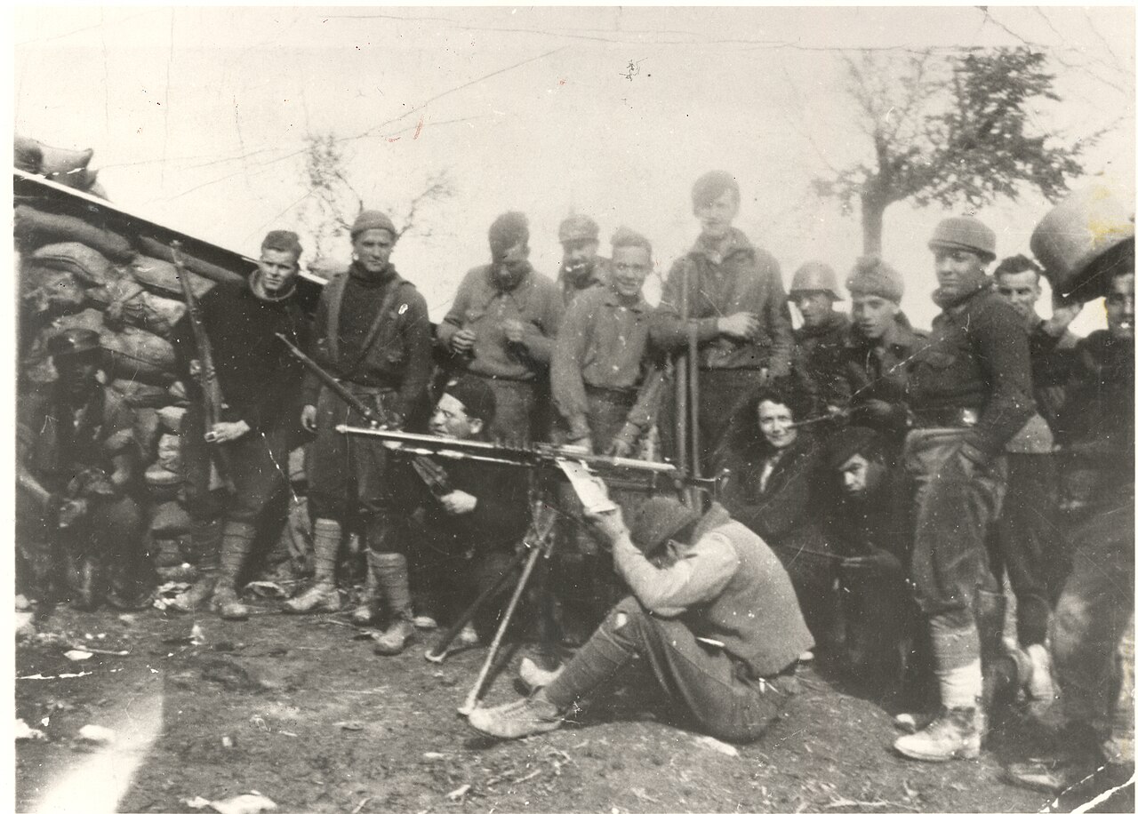 George Orwell cùng Eileen O’Shaughnessy và đơn vị ILP ở Aragon Front năm 1937.