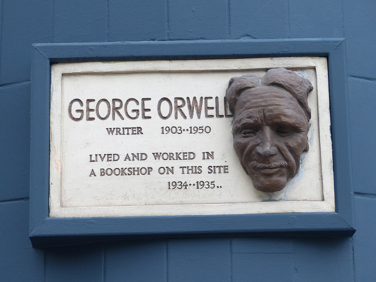 Một tấm biển tưởng niệm George Orwell.