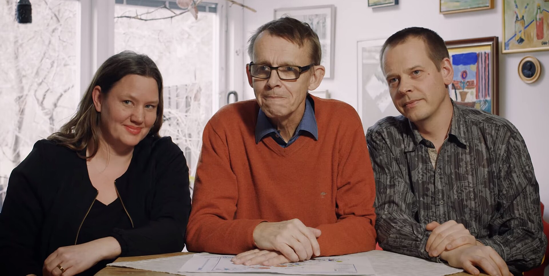 Anna Rosling Rönnlund, Hans Rosling và Ola Rosling trong một khung hình về Factfulness.