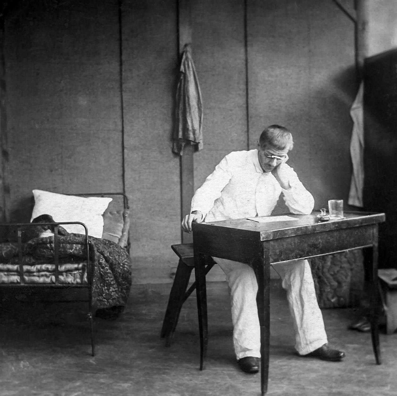 Alfred Dreyfus bị giam trên Đảo Quỷ năm 1898.