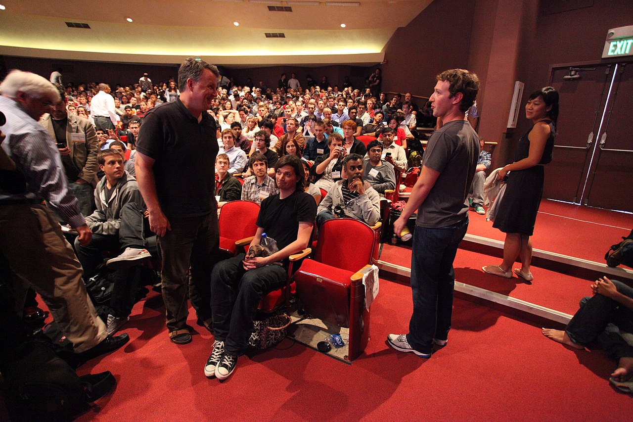 Paul Graham và Mark Zuckerberg trong một sự kiện công nghệ.