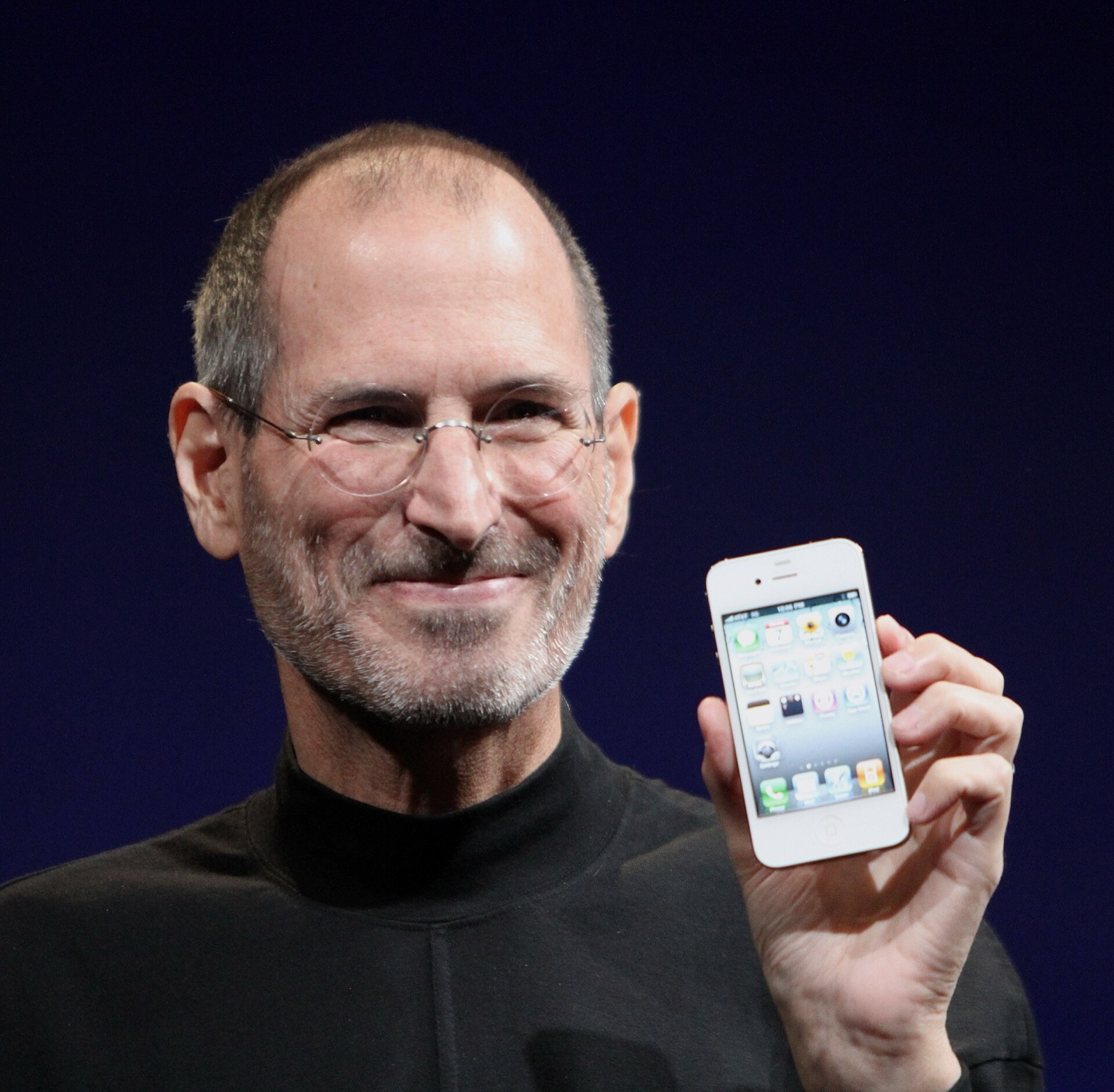 Chân dung Steve Jobs trong áo cổ lọ đen, nhìn thẳng vào máy ảnh.