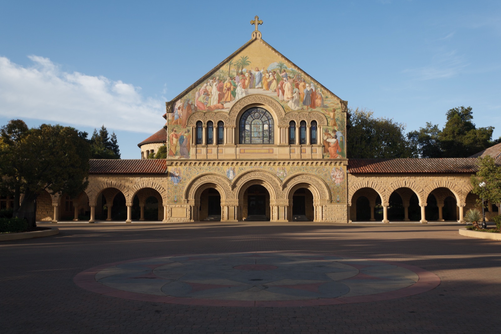 Mặt tiền Stanford Memorial Church trong khuôn viên Stanford University.