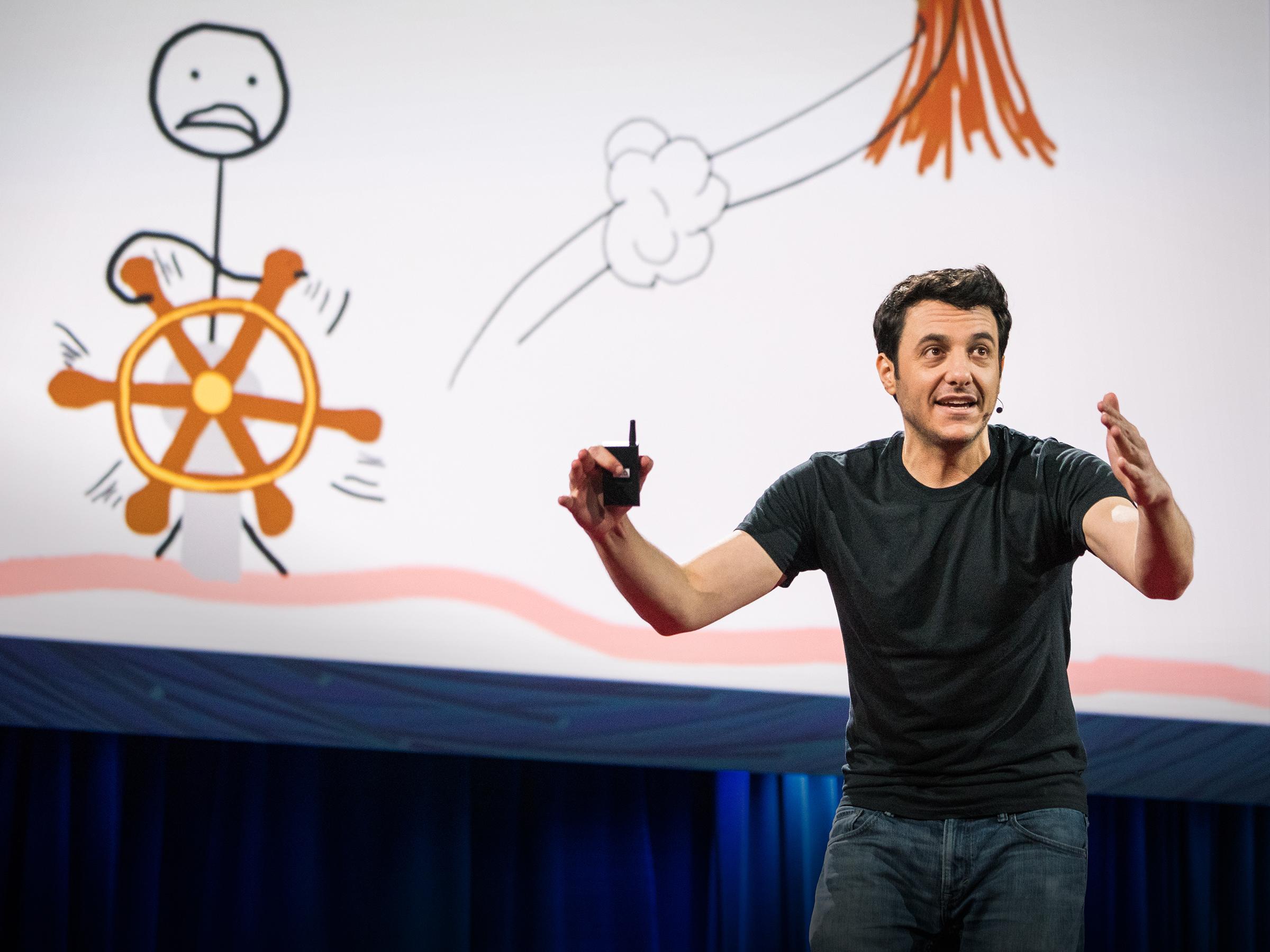 Tim Urban đứng trên sân khấu TED2016.
